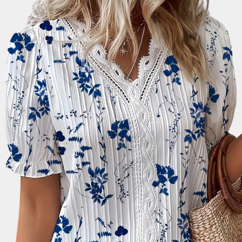 Zuzanna - Luchtige gebloemde damesblouse met kanten rand voor de zomer