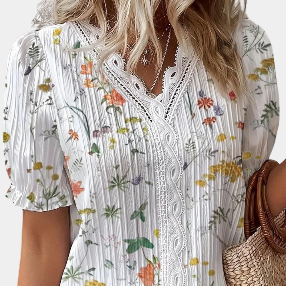 Zuzanna - Luchtige gebloemde damesblouse met kanten rand voor de zomer