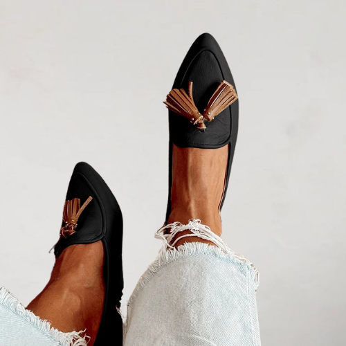 JOLANDA | TRENDY LOAFERS MET PUNTIGE NEUS EN BLOKVERSIERING