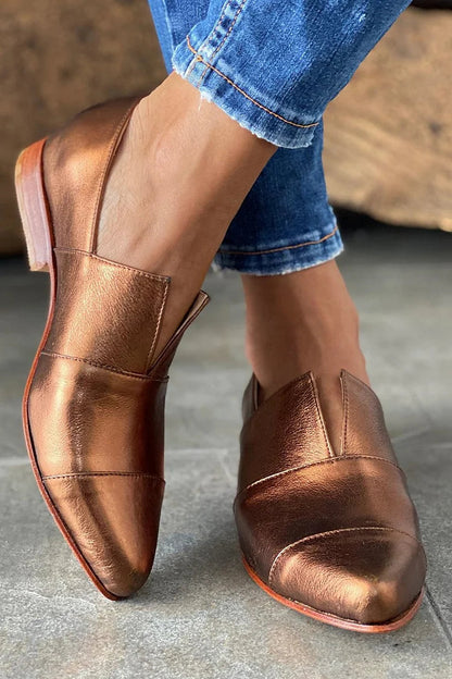 SYLVIA | STIJLVOLLE LOAFERS MET SPITSE NEUS EN V-GROEF