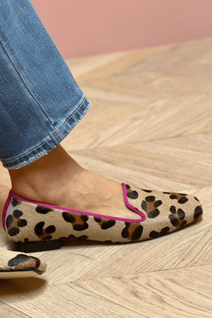YVONNE | LEREN LOAFERS MET PRINT EN ROZE BIESJE