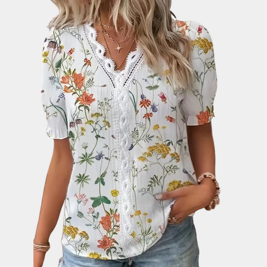 Zuzanna - Luchtige gebloemde damesblouse met kanten rand voor de zomer