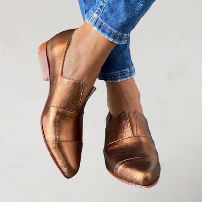 SYLVIA | STIJLVOLLE LOAFERS MET SPITSE NEUS EN V-GROEF