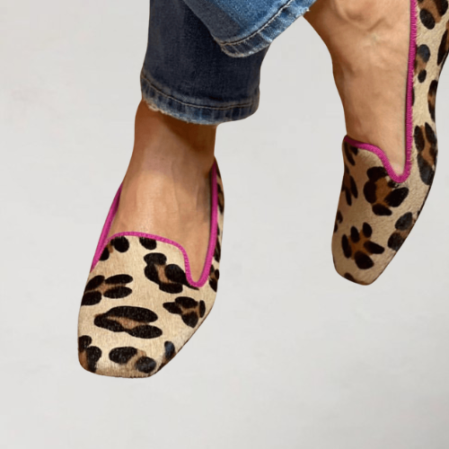 YVONNE | LEREN LOAFERS MET PRINT EN ROZE BIESJE