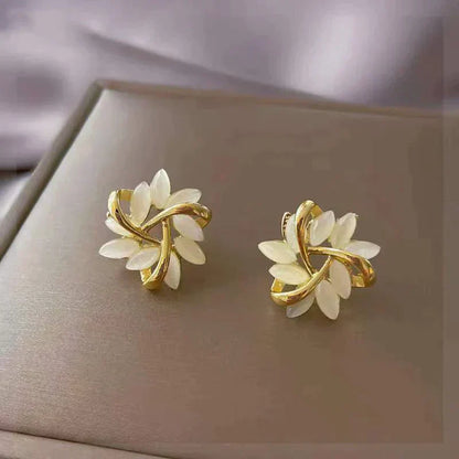 Luxe Oorbellen van Witte Opaal in Goud
