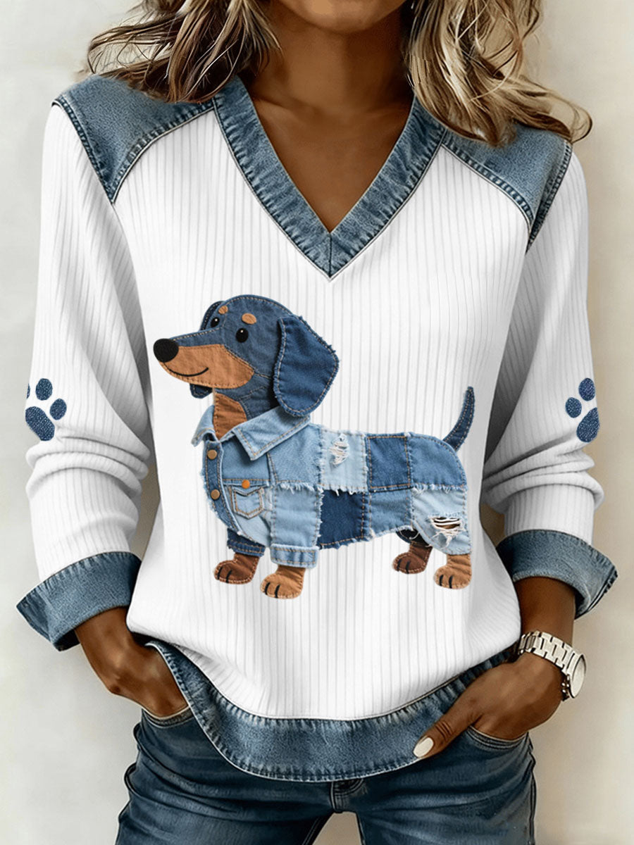 Charmante dames-teckel met artistiek denim patchwork en V-hals